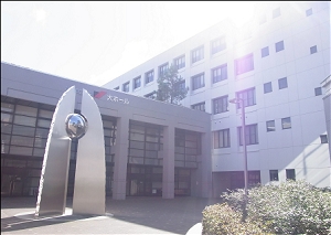 大ホール(左)と総合管理学部棟